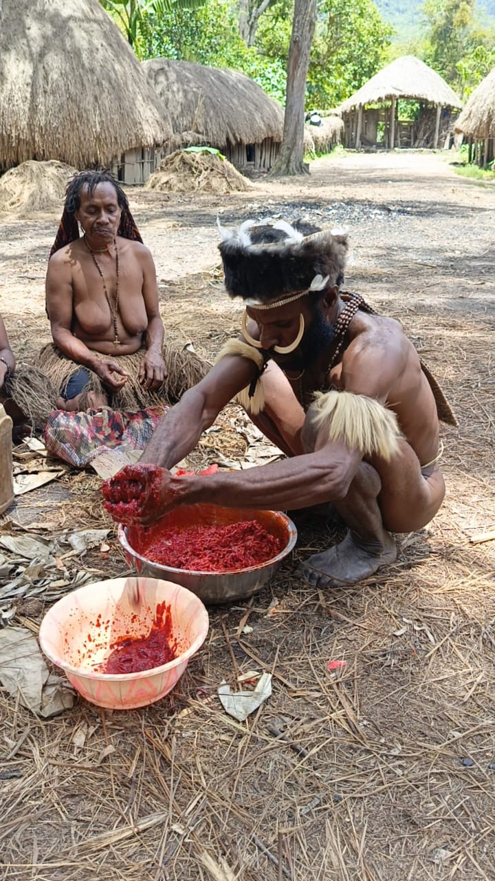 Tradisi Memasak Buah Merah 2